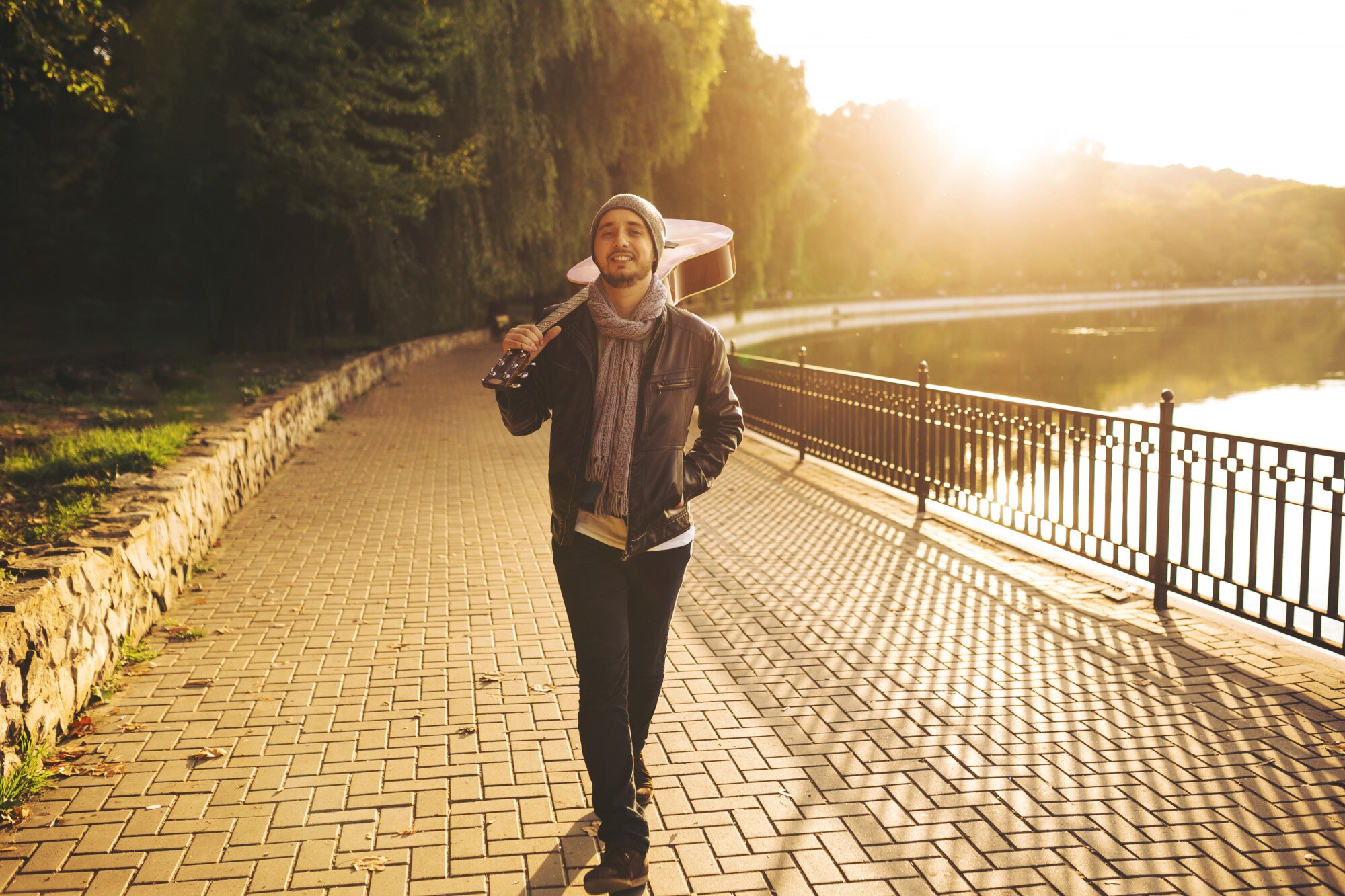 Persona caminando en parque al amanecer, actividad moderada al aire libre